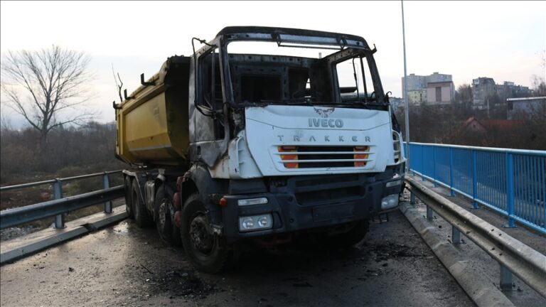 Запалени два камиона, дел од барикадите во северно Косово