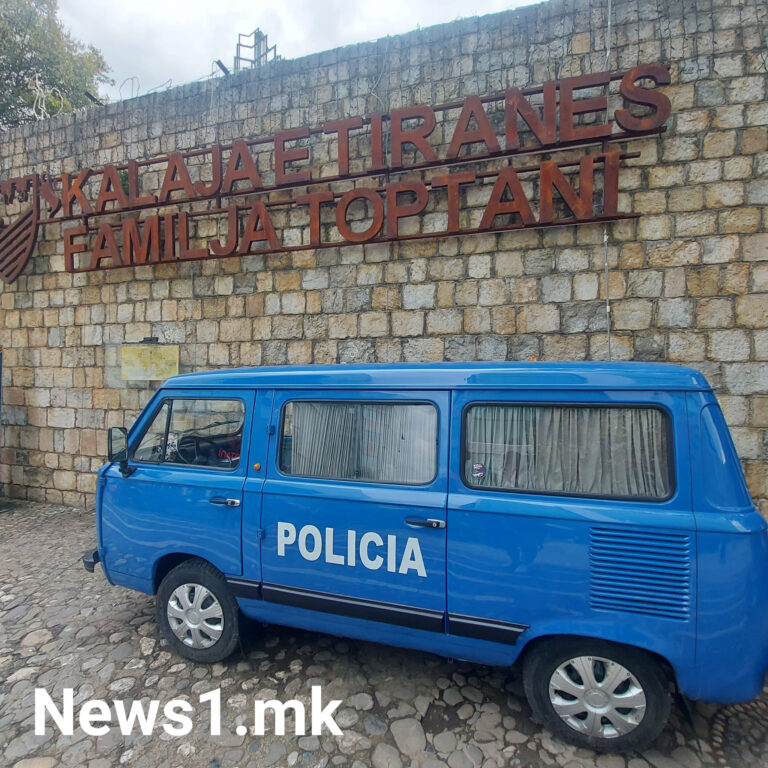 (ВИДЕО) Полициско комбе од ерата на комунизмот како експонат стои пред влезот во шеталиштето “Топтани”