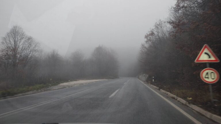 АМСМ: Намалена видливост поради магла низ цела Македонија