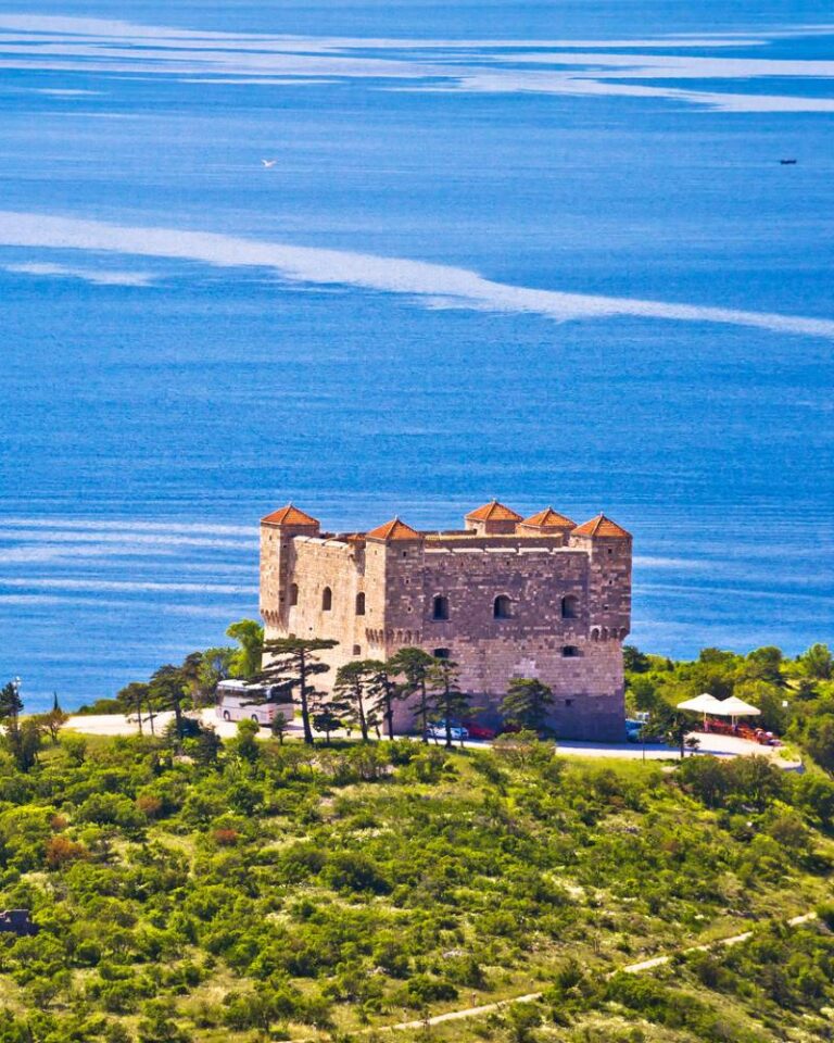 Тврдината НЕХАЈ: Симболот на градот Сењ, од кој се гледа неверојатен поглед на морето, островите, Велебит