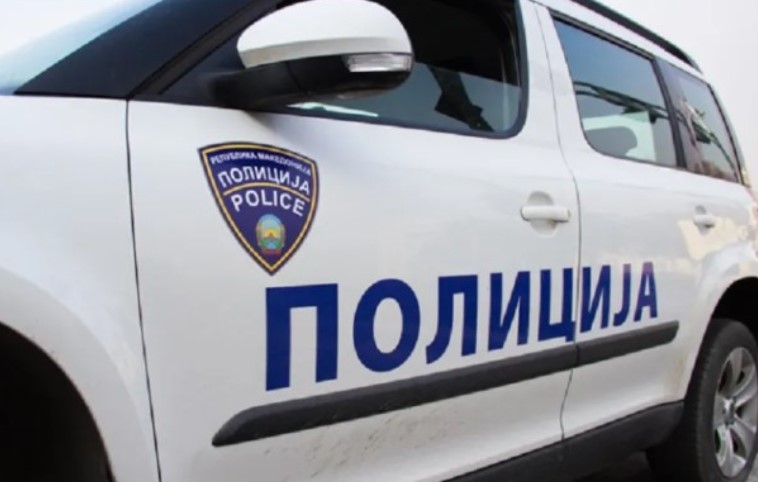 Автомобил со српски таблички излета од пат кај Неготино, има повредени