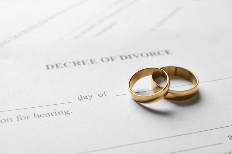 Пораст на склучени бракови, но и на разводи
