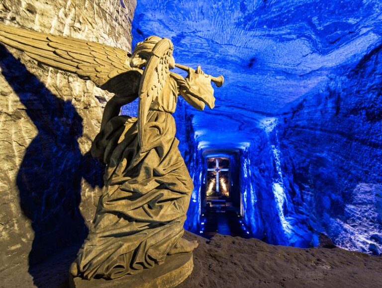 (ФОТО) Катедрала на солта: Импресивна подземна градба 200 метри под земја