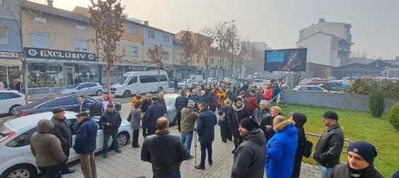 Протест во Тетово, граѓаните со поддршка за лекарот Бобан Вучевски – еден од обвинетите за пожарот во тетовската модуларната болница