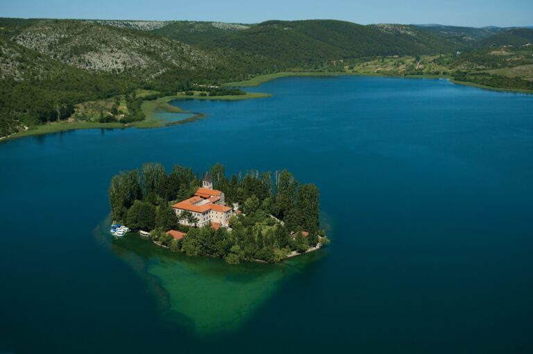 (ФОТО) Висовац, остров на мирот и молитвата во Хрватска