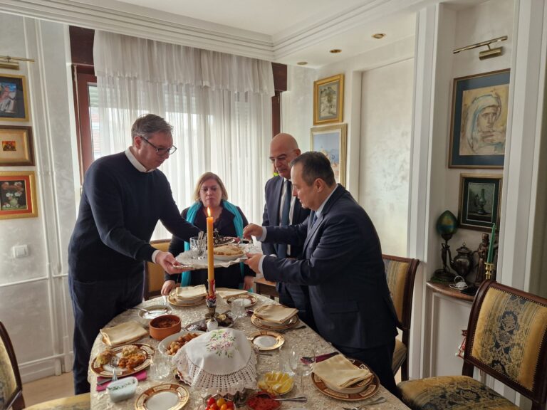 Министерот за надворешни работи на Грција Никос Дендиас и Ивица Дачиќ на слава кај Вучиќ