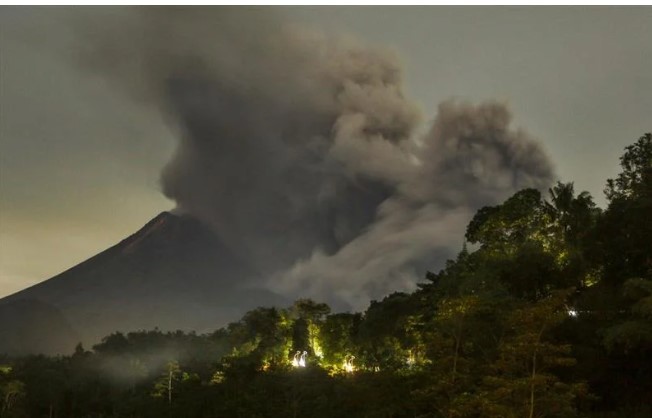 (ВИДЕО) Страшна ерупција на на највисокиот вулкан во Индонезија, Семеру