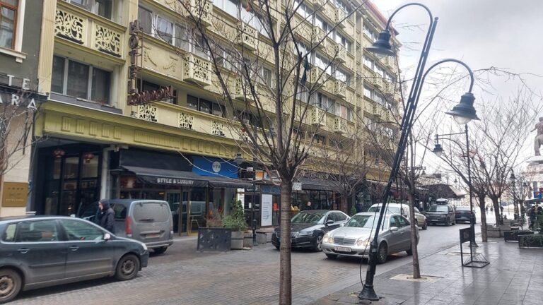 (ФОТО) Канделабра со месеци стои накривена во центарот на Скопје