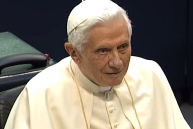 Илјадници луѓе во Ватикан се простуваат од папата