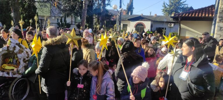 Во 62 градови и населени места во земјава илјадници деца ќе чекорат во бадникови поворки и ќе го најавуваат Христовото Раѓање