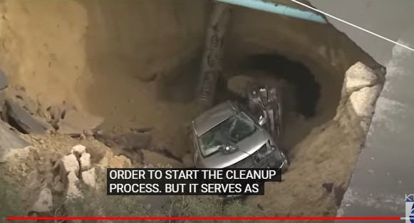 (ВИДЕО) Возила паднале во дупка длабока 12 метри во Калифорнија