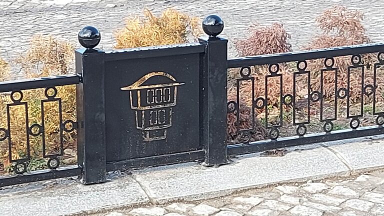 (ВИДЕО) Се поставува декорирана ограда на „Македонски просветители – грбот на Охрид, староградска куќа и охридски чун