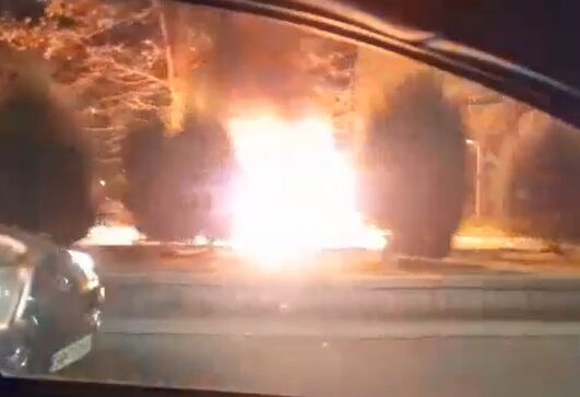 Во пожарот во центарот на Скопје целосно изгоре автомобил „опел астра“ – повредени лица нема