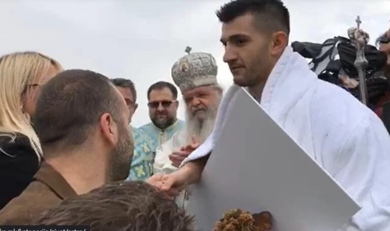 Христијан Нинески по трет пат го извади крстот од водите на Вардар во Скопје
