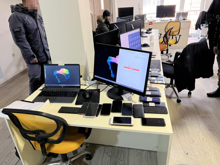 (ФОТО) Претрес во два објекти во Скопје, одземени компјутери, мобилни телефони и камери, приведени три лица, пронајдени странски државјани