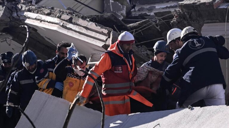 Од под урнатините спасен маж 59 часа по земјотресите во Турција