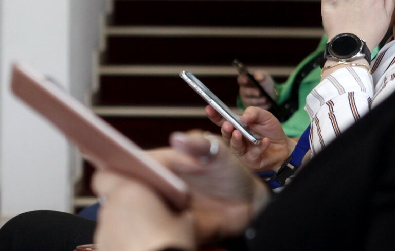 Нов Зеланд ќе ги забрани мобилните телефони во училиштата – Третина од учениците не знаеле да читаат и пишуваат