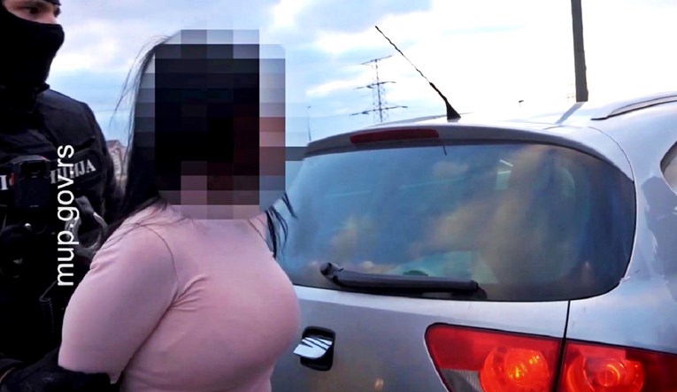 (ВИДЕО) Српските специјалци извлекле и апселе девојки во чорапи: „Во автомобилот имаа 30 килограми трева“