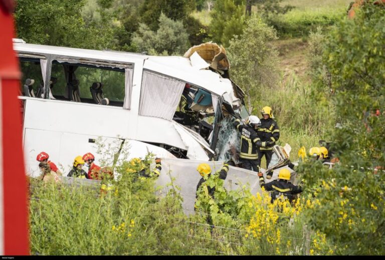 Aвтобус излетал од автопат во Турција, загинаа осум лица, а околу 35 се повредени