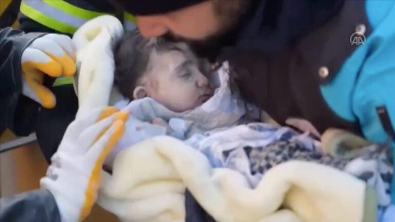 Едногодишно бебе спасено од под урнатините 53 часа по земјотресот