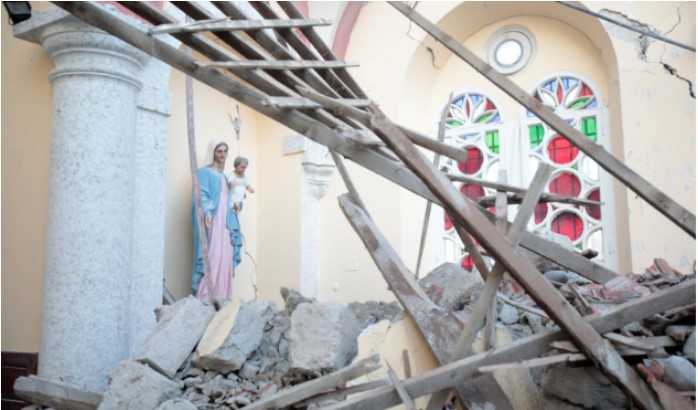 (ФОТО) Чудо во црква во Турција целосно уништена во земјотресот но статуите на Богородица и Св. Анте се неоштетени!