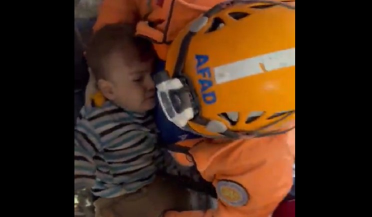 (ВИДЕО) По 80 часа, двегодишно момче е спасено од урнатините во Турција