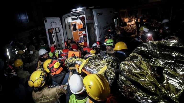 Турција: Еден човек е спасен од под урнатините на зграда 183 часа по земјотресот
