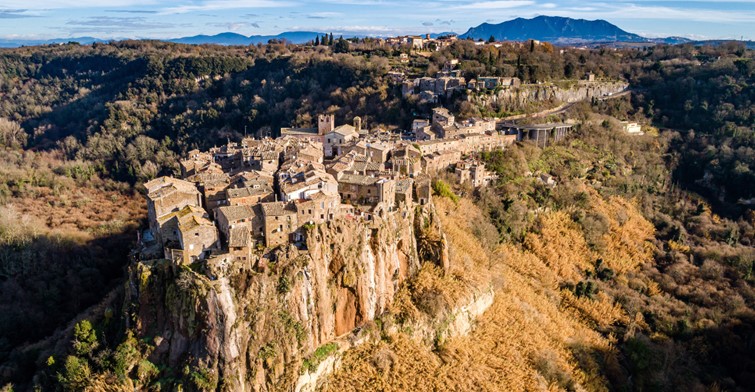 (ФОТО) Ова село во Италија изгледа неверојатно, а има само 60 жители
