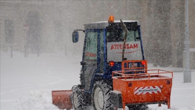 Австрија: 70 лица целосно отсечени поради снежните наноси