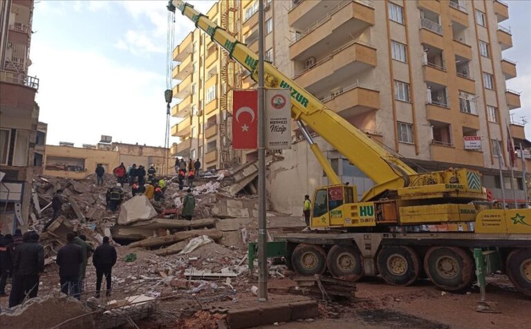 Мајка и три деца се спасени под урнатините 28 часа по земјотресите во Турција