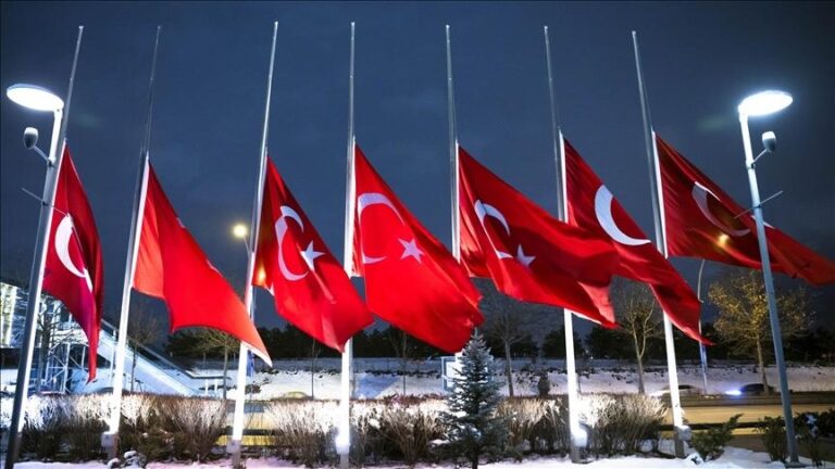 Во Турција поради земјотресот прогласена седумдневна жалост