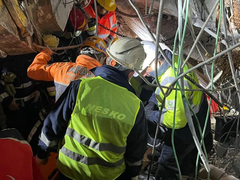 (ВИДЕО) Македонските тимови од ДЗР извлекоа преживеана жена од под урнатините во Турција