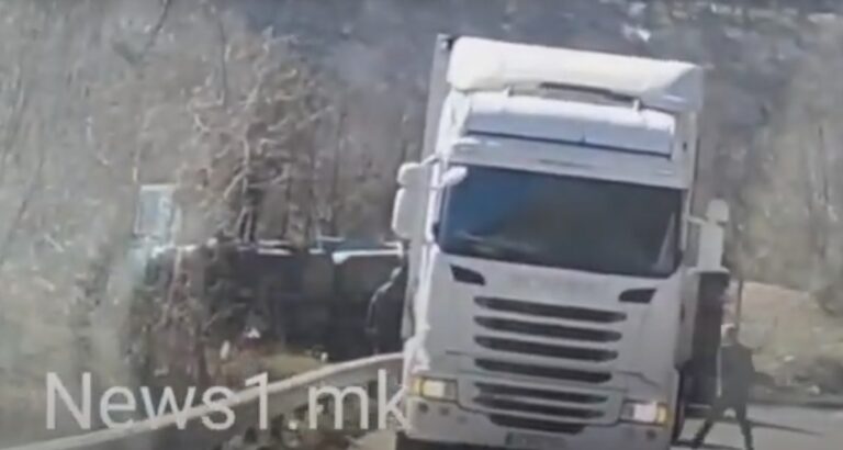 (ВИДЕО) Камион натоварен со јаглен се преврти блиску до Стража.