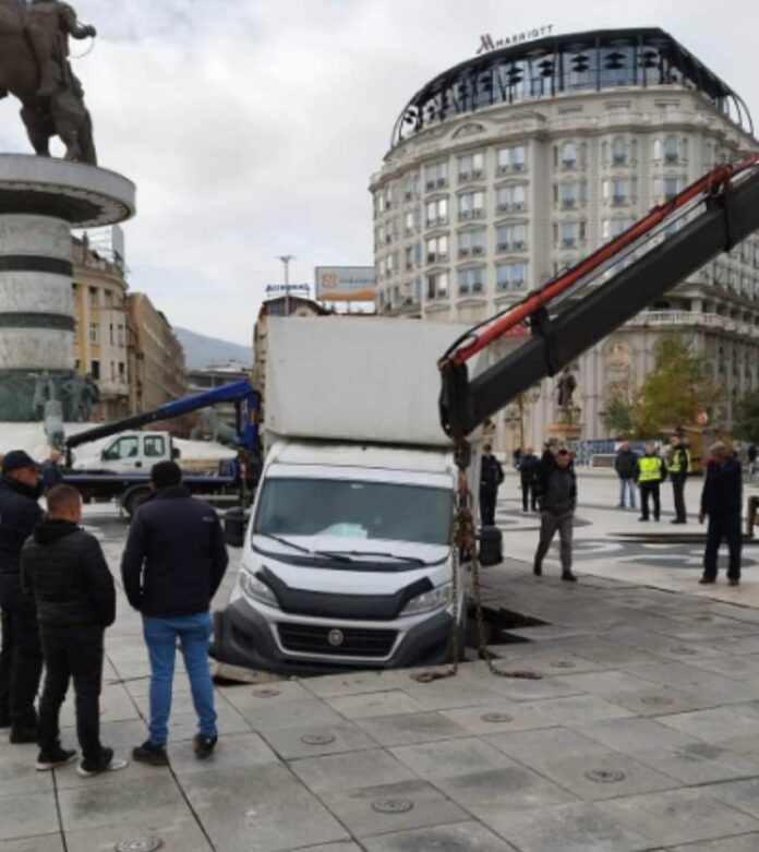 Стара фотографијата од пропаднат камион на плоштадот во Скопје се шири по социјалните мрежи