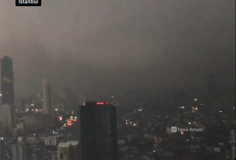 (ВИДЕО) Несекојдневна слика во Истанбул ги исплаши граѓаните – огромен црн облак над Истанбул го претворил денот во ноќ