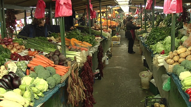 Владата направи корекција на „замрзнатите“ цени на овошјето и зеленчукот – доматите и краставиците по 95 денари, пиперките 100 денари