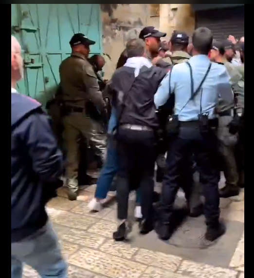 (ВИДЕО)  Израелската полиција се судри со православните верници кои сакаа да присуствуваат на палењето на Светиот оган