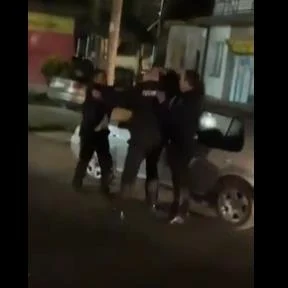 (ВИДЕО) Тепачката меѓу полицајци во Кривогаштани, едниот се фаќа за пиштол, друг пцуе, трет ги разделува