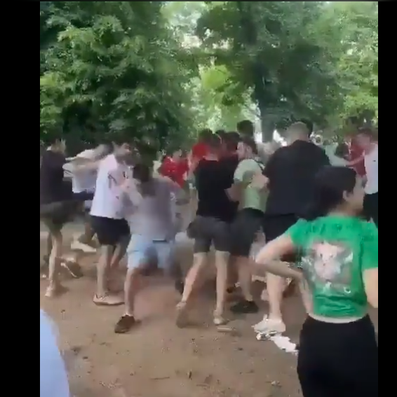 (Видео)  Масовна тепачка меѓу матуранти од две белградски гимназии