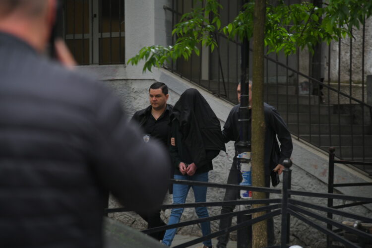 (ФОТО) Уапсен ученикот кој пукаше во училиште во Белград – пукал со пиштолот на татко му
