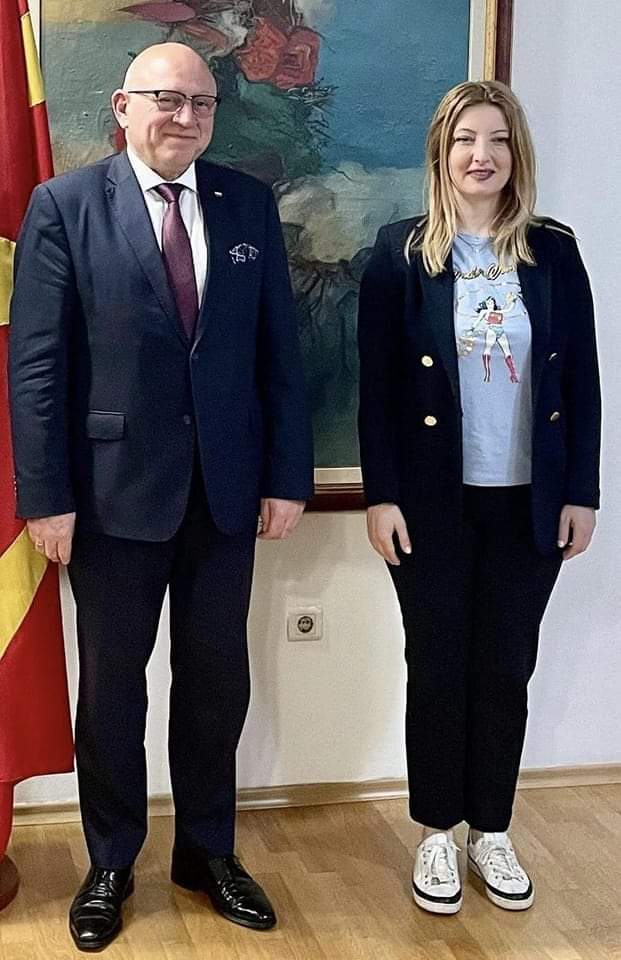 (ФОТО) Арсовска на средбата со полскиот амбасадор, носеше маичка  „Wonder Woman“ и бели патичиња