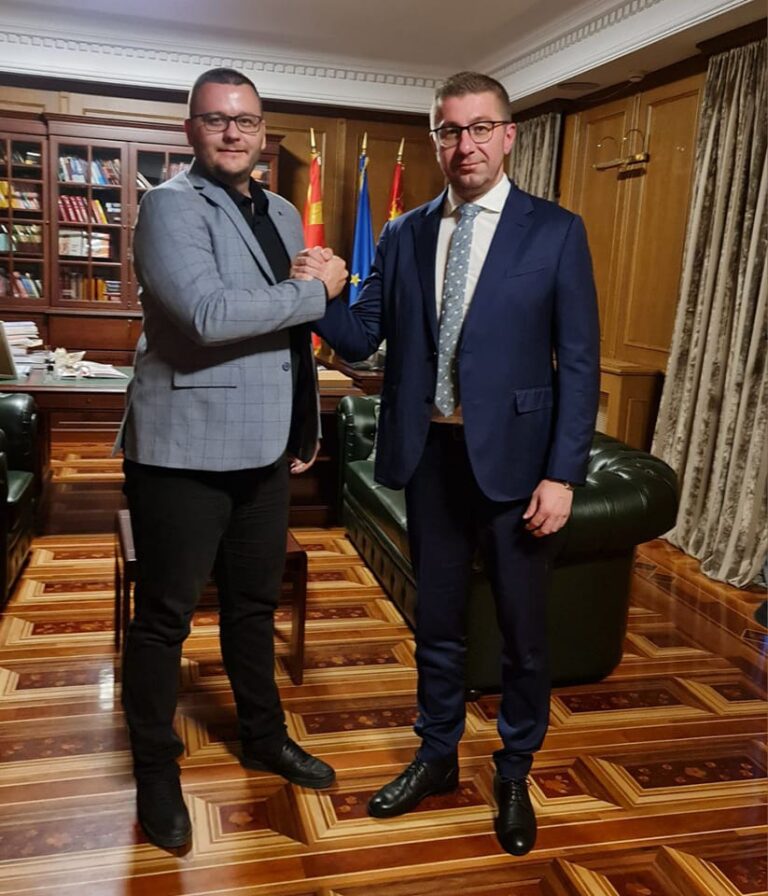 Јане Ченто објави фотографија со Мицкоски и напиша: Поддршка за Претседателот на ВМРО-ДПМНЕ и идниот Премиер на Република Македонија