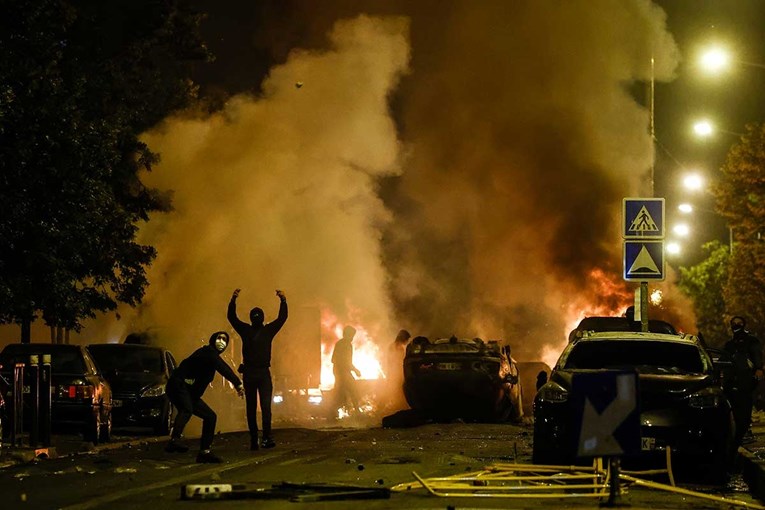 Франција гори откако полицаец уби тинејџер: 77 уапсени, автобус во пламен