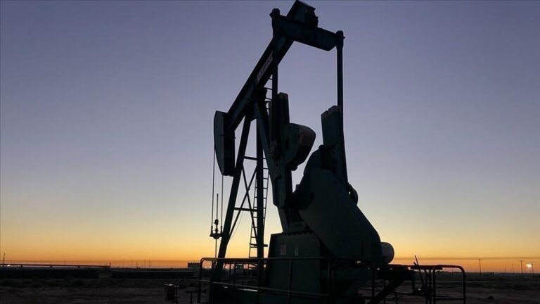 Поради намалувањето на залихите на нафта во САД цените растат