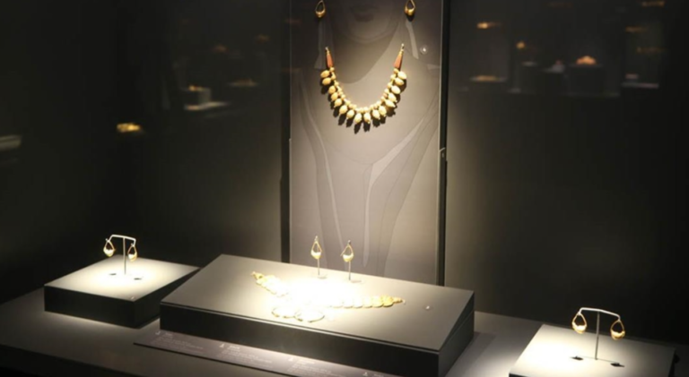 Накитот на тројанските жени и древни артефакти се изложени во Музејот „Троја“ во Турција