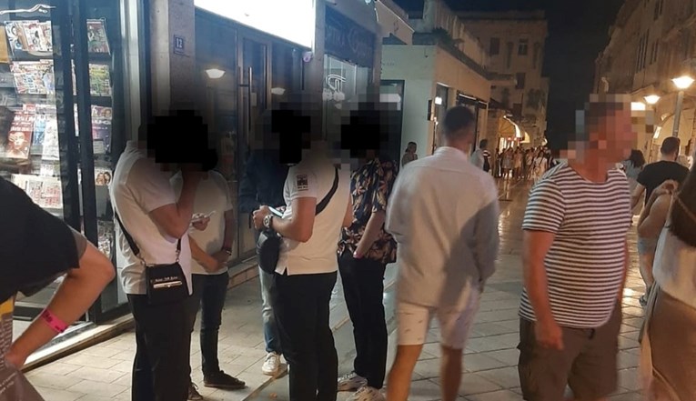 Во Сплит почна масовно пишување казни за пиење алкохол на јавно место