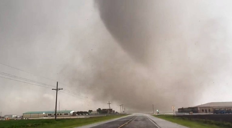 (ВИДЕО) Силно торнадо во Тексас: 3 загинати, 50 повредени, 200 куќи уништени