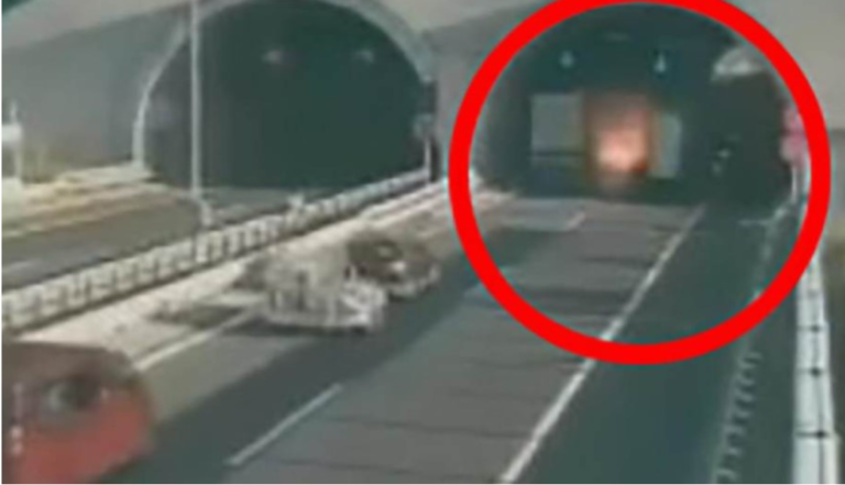 (ВИДЕО) Тешка сообраќајна несреќа во Словенија: Камион удрил во цистерна пред тунел, избил пожар