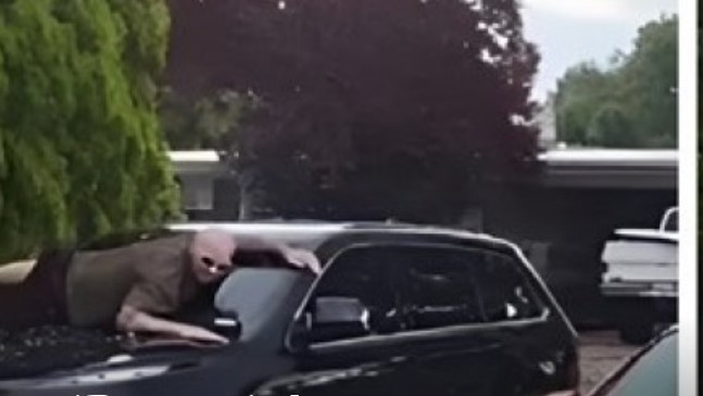 (ВИДЕО) Американец легна врз автомобилот за да го заштити од силен град