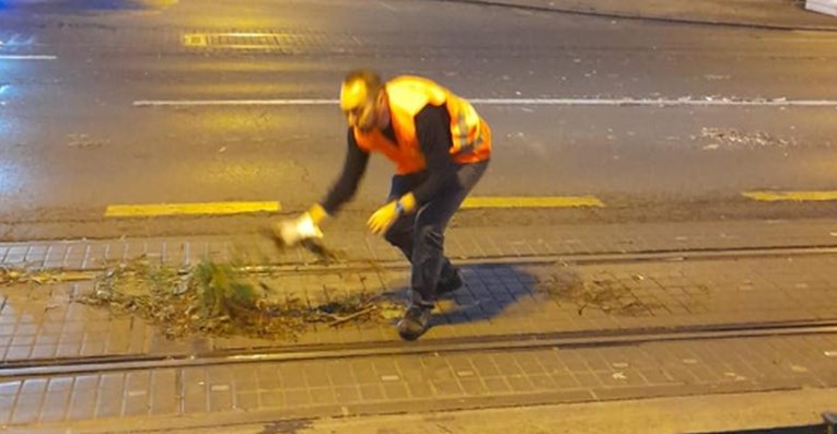 (ФОТО) Загрепскиот градоначалник расчистуваше по невремето